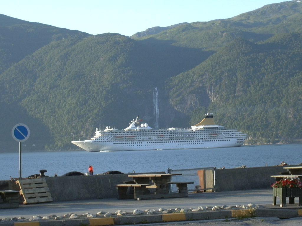 Sognefjord Guesthotel Vangsnes Exterior photo